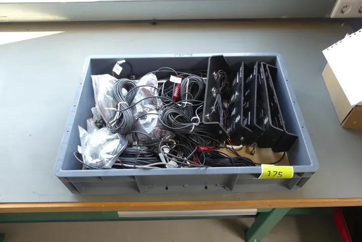 Konvolut Kabel und Trafos/Treiber Umfang: Kiste mit Inhalt